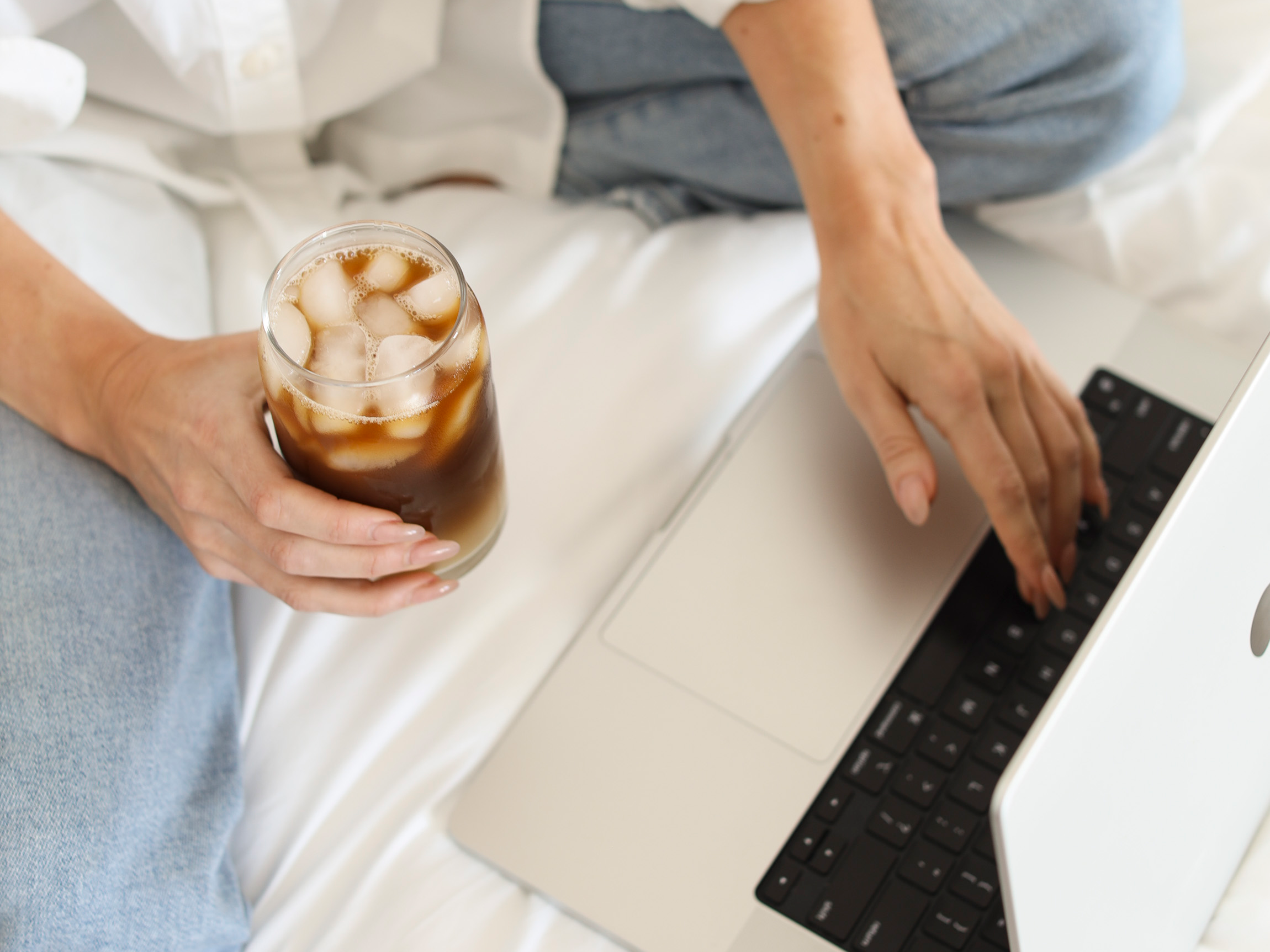 mom working a side hustle from home online